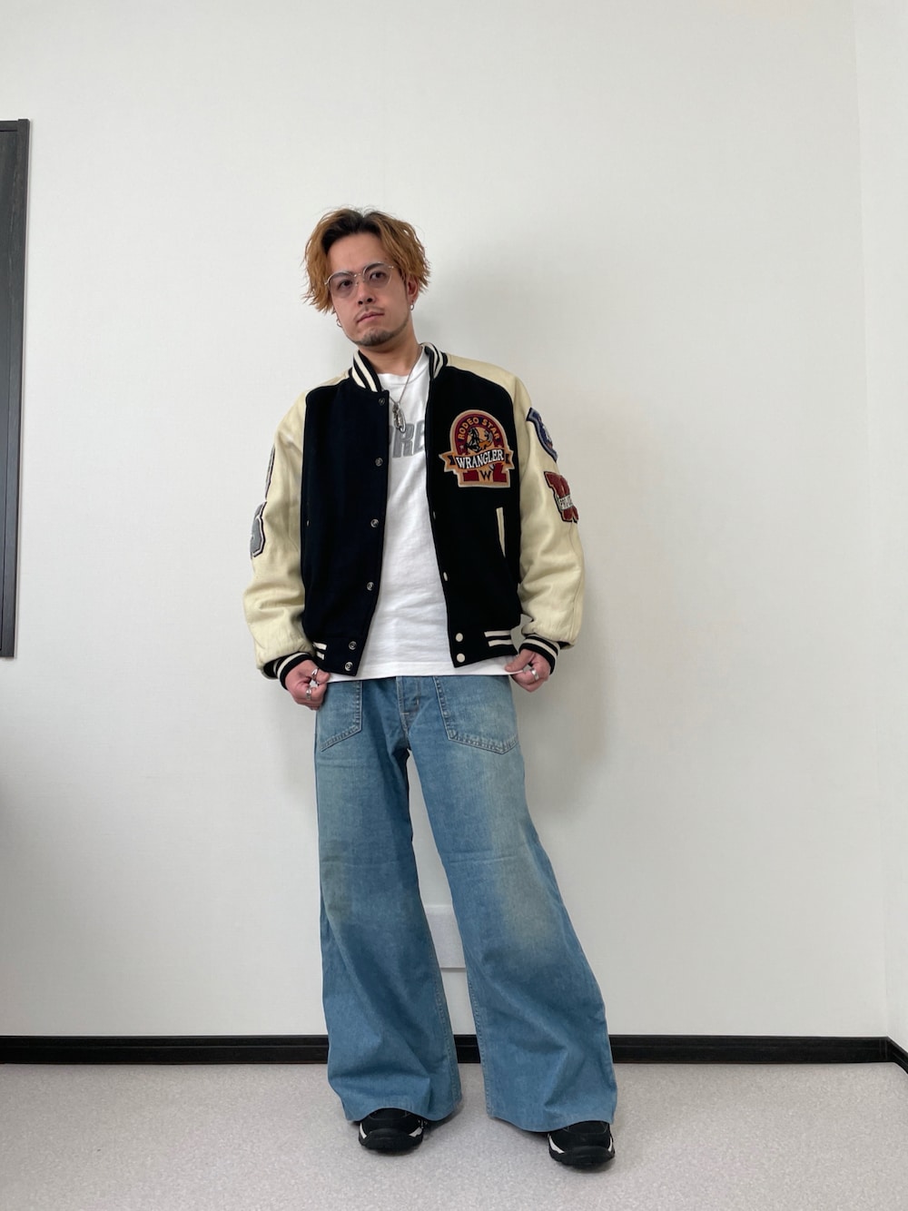 「大人コーデ、デニム、ワイドデニム、春コーデ、ストリートコーデ、スタジャン、supreme、サングラス、低身長コーデ」｜「RNAのアイテム（デニムパンツ、ブルー系）」を使った、まださん（メンズ・167cm）の春コーディネートの1枚目の写真