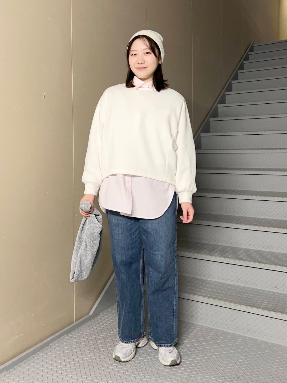 ブルー系のデニムパンツ、シルバー系のトートバッグ、ピンク系のシャツ/ブラウスを着用したレディースの冬コーディネートの1枚目の写真