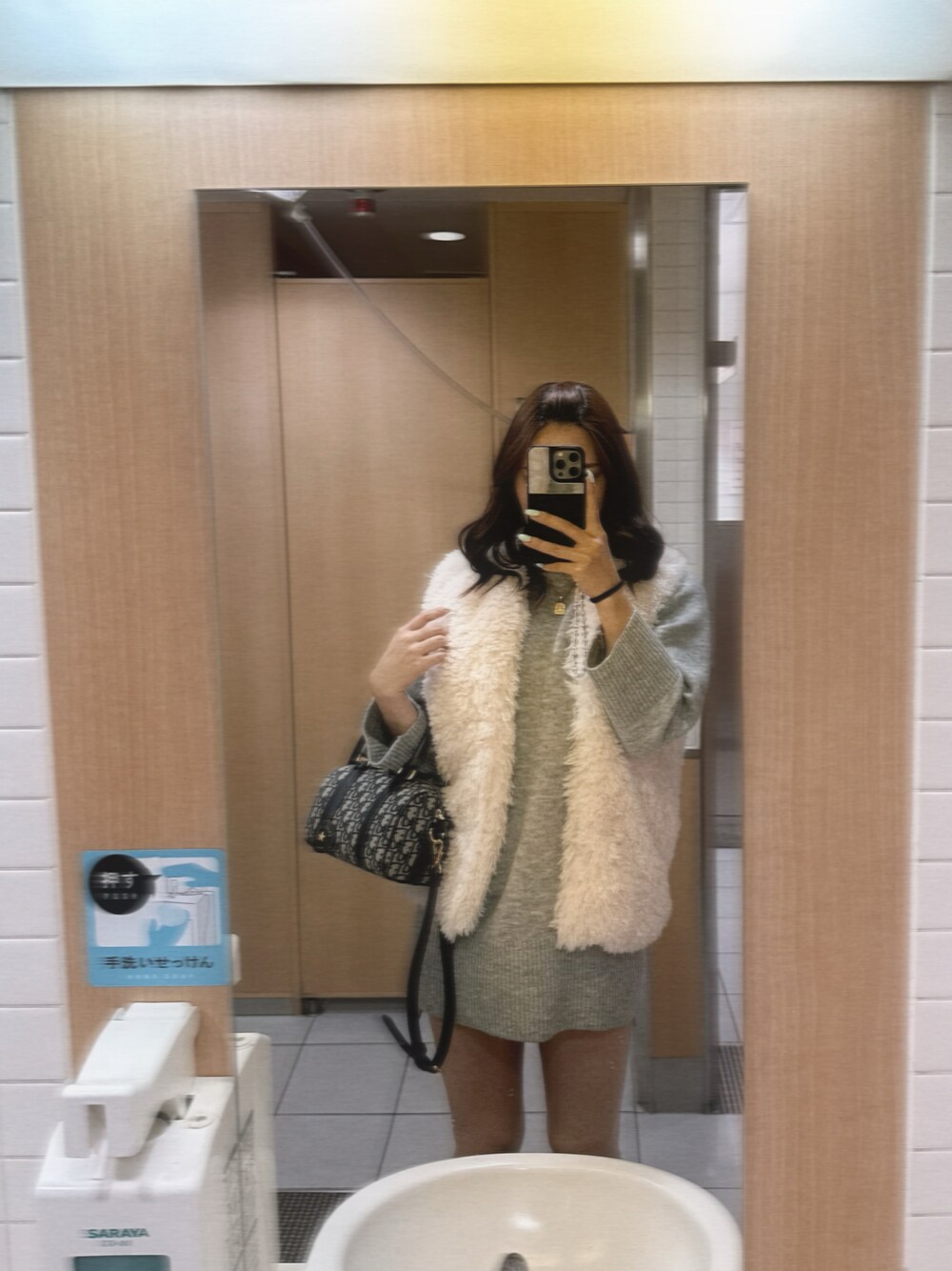 「冬コーデ、クリスマスに着たい服、秋冬コーデ、大人かわいい、お出かけコーデ、ニットコーデ、シンプルスタイル、オトナ女子、シンプル、高身長コーデ、おしゃれさんと繋がりたい、ボストンバッグ、高身長女子、ファーベスト、ファー小物」｜「Diorのアイテム（ボストンバッグ、ブラック系）」を使った、ayakaさん（骨格ストレート・レディース・165cm）の冬コーディネートの1枚目の写真