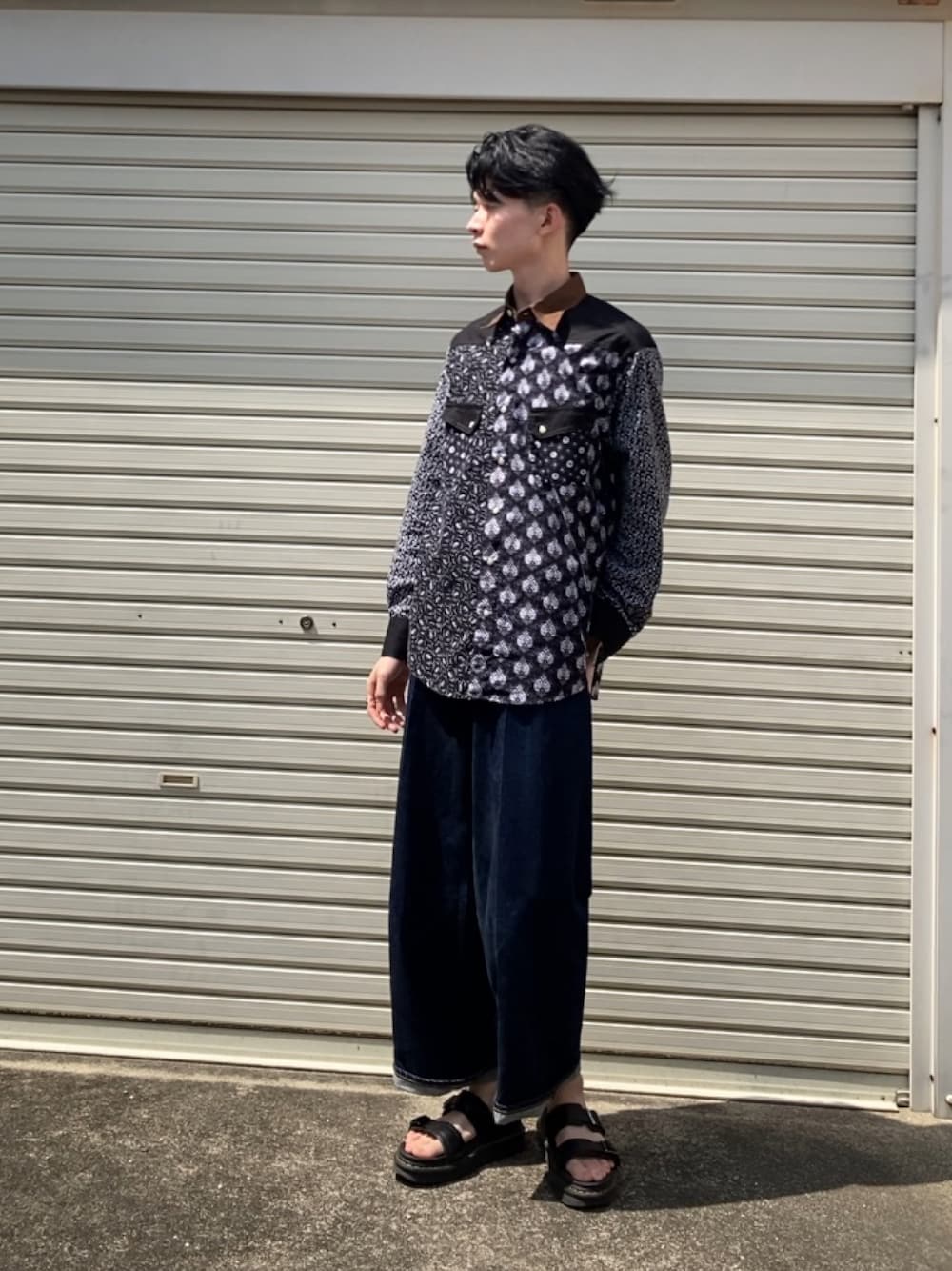 「シャツ、シャツ好き集まれ、シャツ/ブラウス、クレイジーパターン、ワイドパンツ、ワイドデニム、サンダル、夏コーデ、アメカジ、シンプル」｜「usedのアイテム（シャツ/ブラウス、ブラック系）」を使った、なんかひょろながいやつさん（メンズ・180cm）の夏コーディネートの1枚目の写真