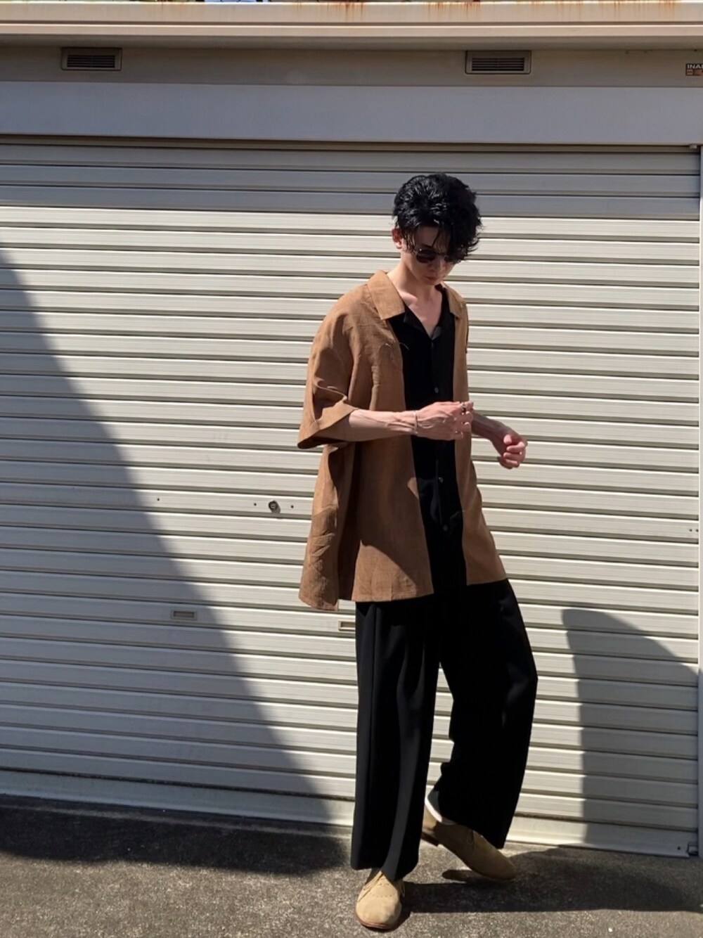 「シャツスタイル、シャツ、シャツコーデ、シャツ好き集まれ、レイヤードスタイル、夏コーデ、アツいコーデ全部見せ、古着、古着好きな人と繋がりたい、GU、革靴、休日スタイル」｜「POLICEの【POLICE/ポリス】ラウンド 偏光 サングラス SPLC65J 579P（サングラス、ブルー系）」を使った、なんかひょろながいやつさん（メンズ・180cm）の夏コーディネートの1枚目の写真