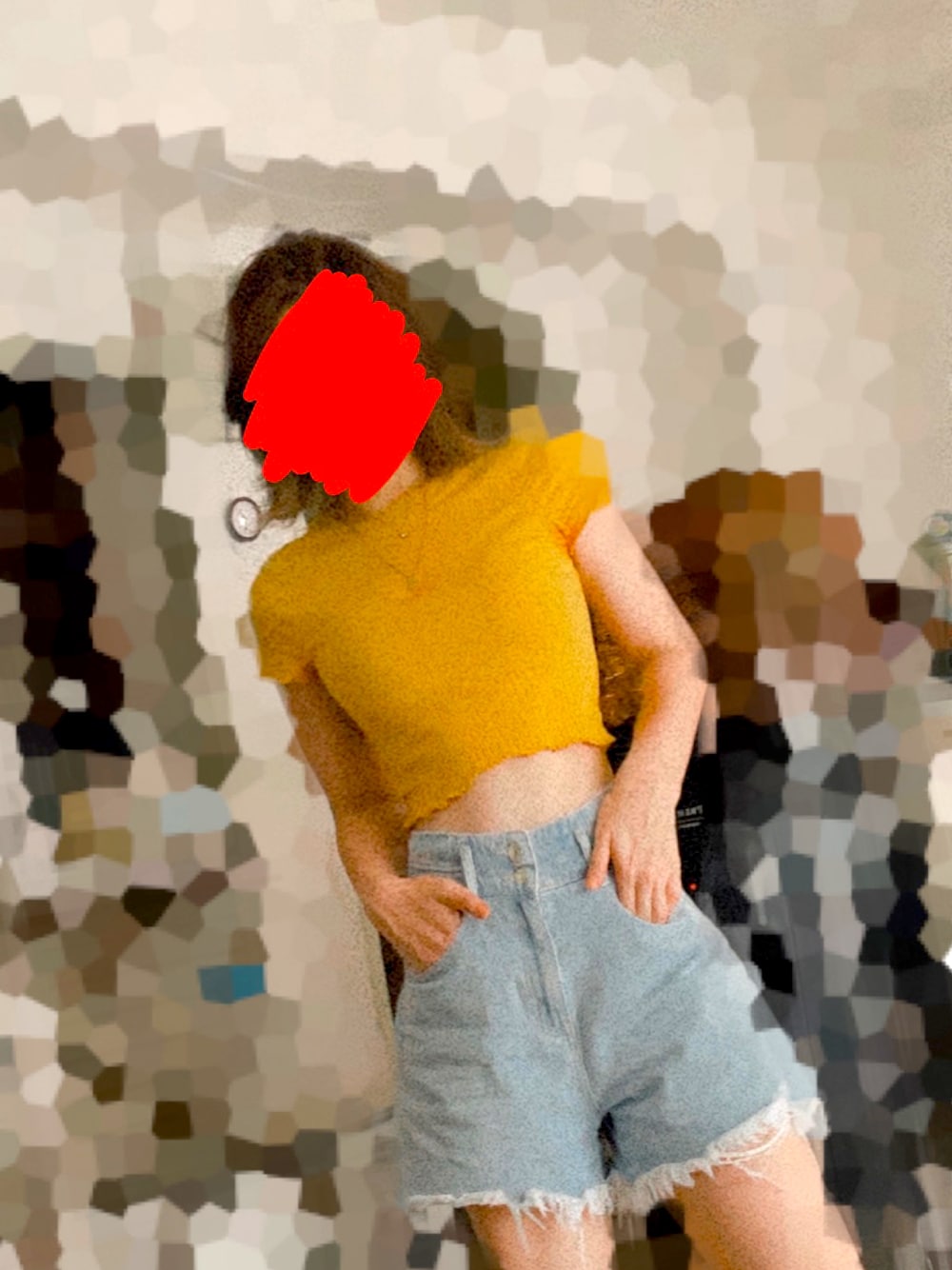 「休日スタイル、カジュアル、デニムパンツ、ショートパンツ、イエロー、イエロートップス、ハイウェストデニム、海外系ファッション、shein、プチプラコーデ」｜「SHEINのアイテム（Tシャツ/カットソー、イエロー系）」を使った、0o.kiki_sheikh.o0さん（レディース・157cm）の夏コーディネートの1枚目の写真