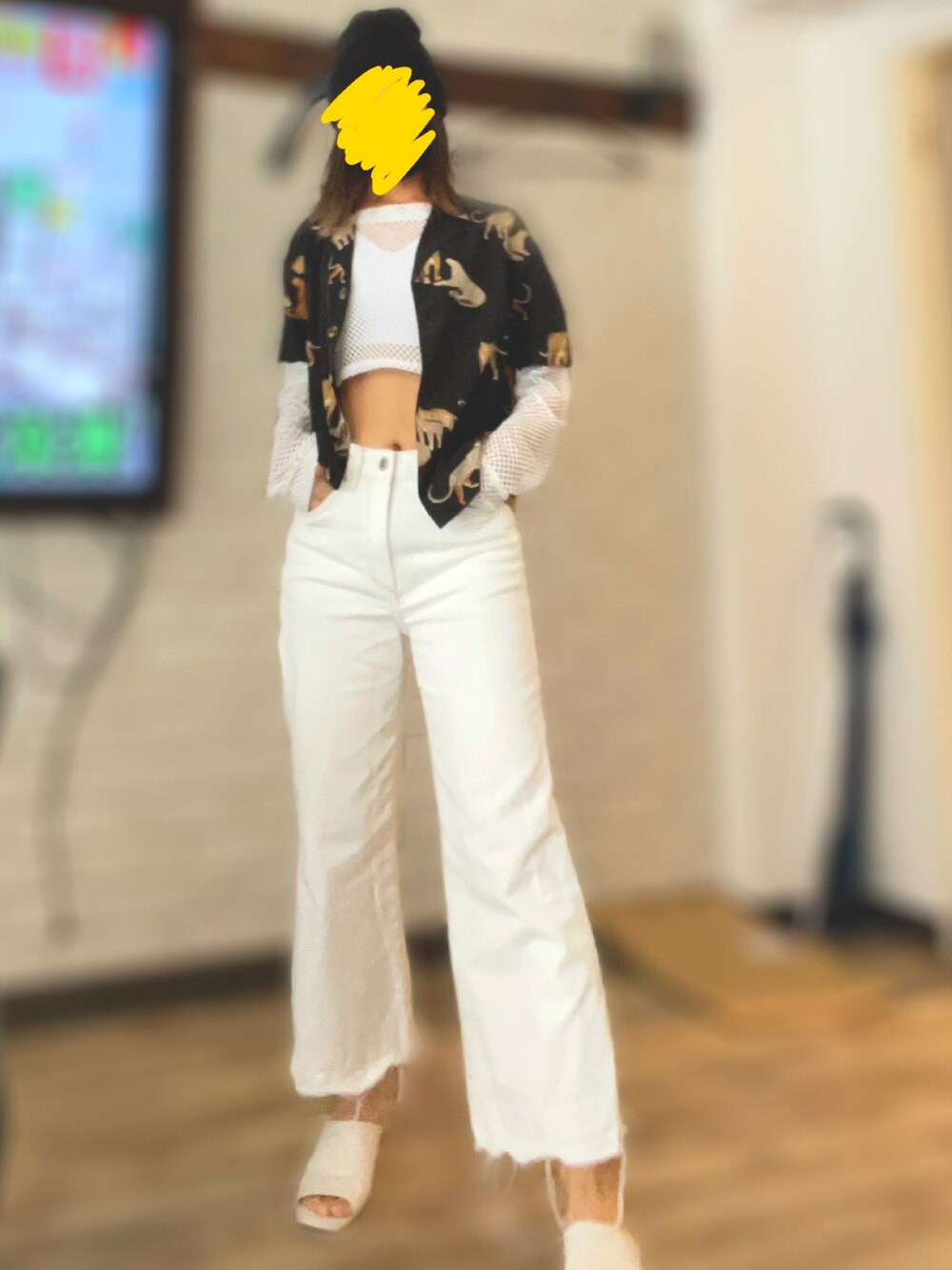 「夏コーデ、メッシュトップス、柄シャツ×ワイドパンツ、柄シャツ、ワイドパンツ、COOLなこのコが仲間入り、腹チラ、ストリートファッション、スポブラ」｜「H&Mのアイテム（デニムパンツ、ホワイト系）」を使った、0o.kiki_sheikh.o0さん（レディース・157cm）の夏コーディネートの1枚目の写真