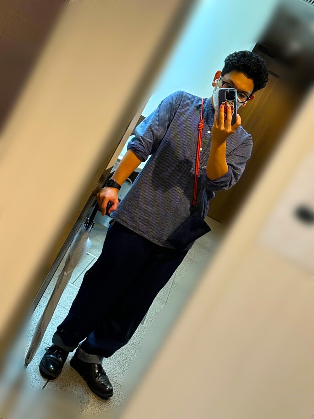 ブルー系のデニムパンツ、ブラック系のドレスシューズ、ブルー系のシャツ/ブラウスを着用したメンズの秋コーディネートの1枚目の写真