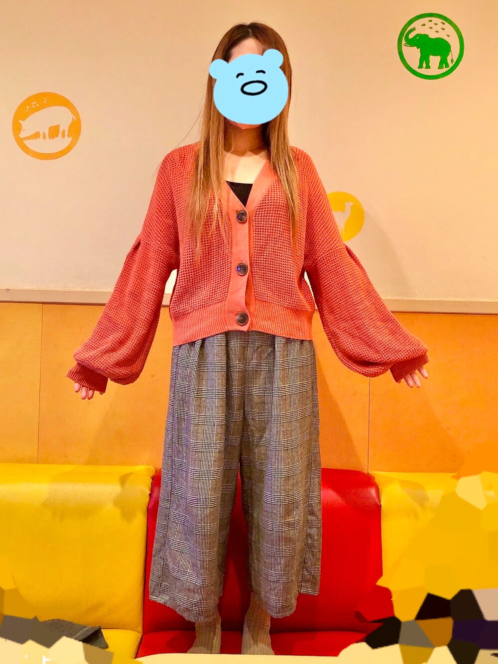 「低身長コーデ、秋コーデ、ゆるコーデ、オレンジニット、チェックパンツ、休日コーデ」｜「INGNIのアイテム（ニット/セーター、オレンジ系）」を使った、chimuさん（レディース・149cm）の冬コーディネートの1枚目の写真