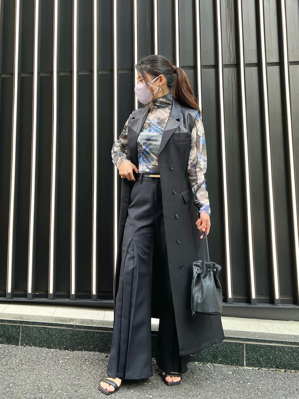 「大人カジュアル、秋服、休日コーデ、秋服準備はじめました、低身長コーデ、モード、休日スタイル、秋コーデ、今日のコーデ、柄シャツ、ハイウエスト、厚底シューズ、ハンドバッグ、フレアパンツ、UNITED TOKYO」｜「UNITED TOKYOのパラレルベストワンピース（ワンピース、ブラック系）」を使った、haruhugさん（レディース・154cm）の秋コーディネートの1枚目の写真