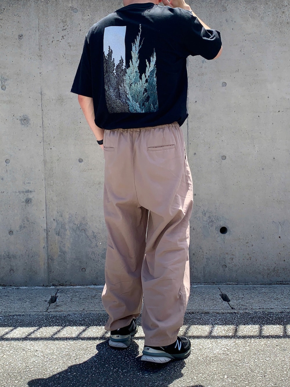 「大人カジュアル、ワイドパンツ、タックイン、シンプルコーデ、NEW BALANCE 990、低身長男子、タックインコーデ、秋服準備はじめました、タックイン男子、バックプリント」｜「GLOBAL WORKのMONONOAWARE　加藤成順_collaboration Tシャツ／WGGW/956906（Tシャツ/カットソー、ブラック系）」を使った、けいごさん（メンズ・167cm）の秋コーディネートの1枚目の写真