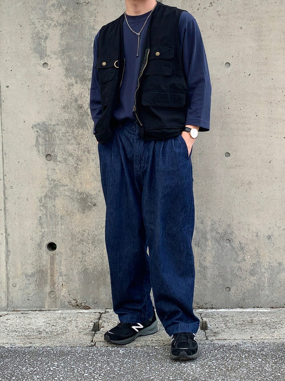 「デニム、大人カジュアル、バルーンパンツ、古着MIX、タックイン、低身長コーデ、7分袖、フィッシングベスト、NEW BALANCE 990、低身長男子」｜「GLOBAL WORKのDRYヘビーウエイトＴ7分袖/926706（Tシャツ/カットソー、ブルー系）」を使った、けいごさん（メンズ・167cm）の秋コーディネートの1枚目の写真