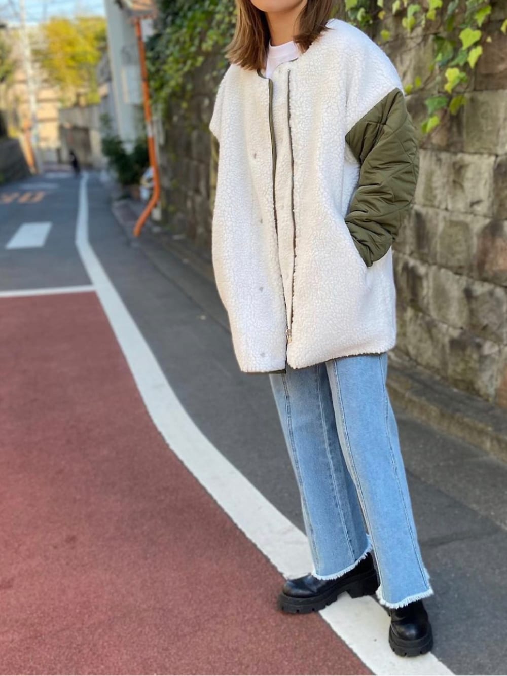 「冬コーデ、秋冬コーデ、あったかコーデ、きれいめカジュアル、プチプラ、パンツスタイル、シンプル、大人ガーリー、ママコーデ、ママファッション、プチプラコーデ、オトナ女子、韓国ファッション、ラフ、ダウンジャケット」｜「Per sist enceのPer sist ence/パーシエンス　ボア＆キルト リバーシブルノーカラーコート（ノーカラーコート、グリーン系）」を使った、Per sist enceさん（レディース・162cm）の冬コーディネートの1枚目の写真