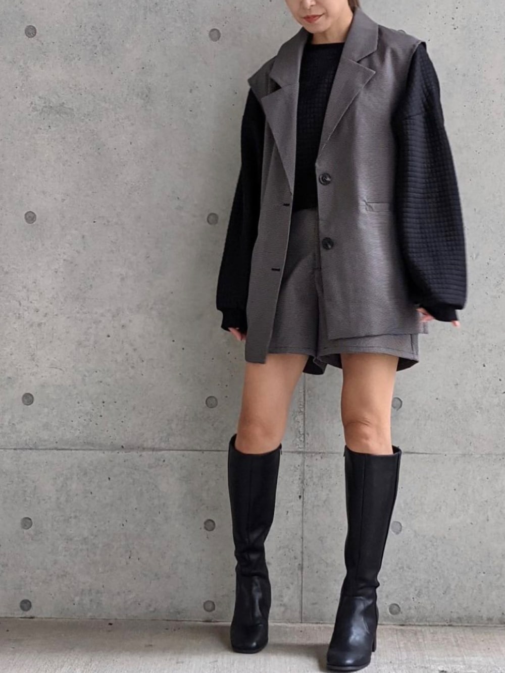 「休日コーデ、秋服準備はじめました、大人コーデ、秋のコーデ、キレイめ、大人ガーリー、ママファッション、黒、休日スタイル、ママコーデ、秋トレンド2021、秋、今日のコーデ、ジャケットスタイル、大人女子」｜「Per sist enceのPer sist ence/パーシエンス　マイクロチェック ノースリーブジャケット（ベスト、ブラック系）」を使った、Per sist enceさん（レディース・162cm）の秋コーディネートの1枚目の写真