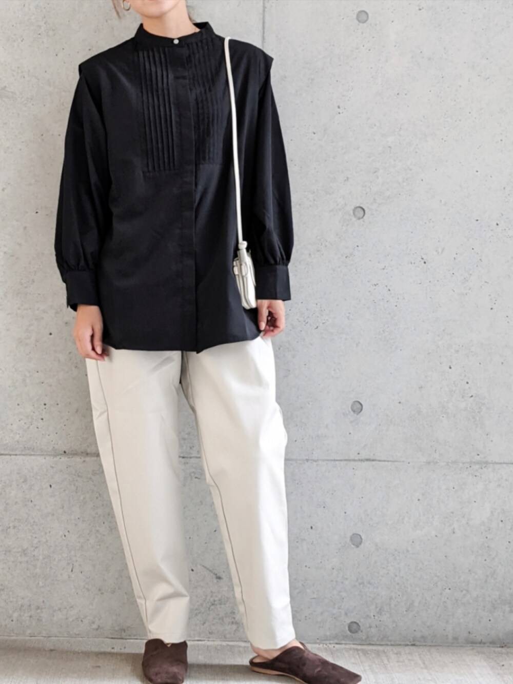 ブラック系のシャツ/ブラウス、ベージュ系のその他パンツを着用したレディースの秋コーディネートの1枚目の写真