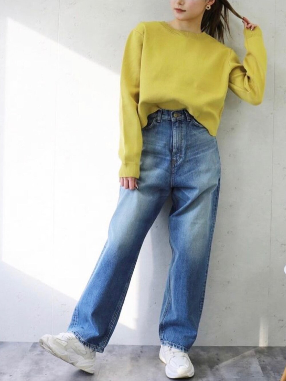 イエロー系のカーディガン/ボレロを着用したレディースの冬コーディネートの1枚目の写真