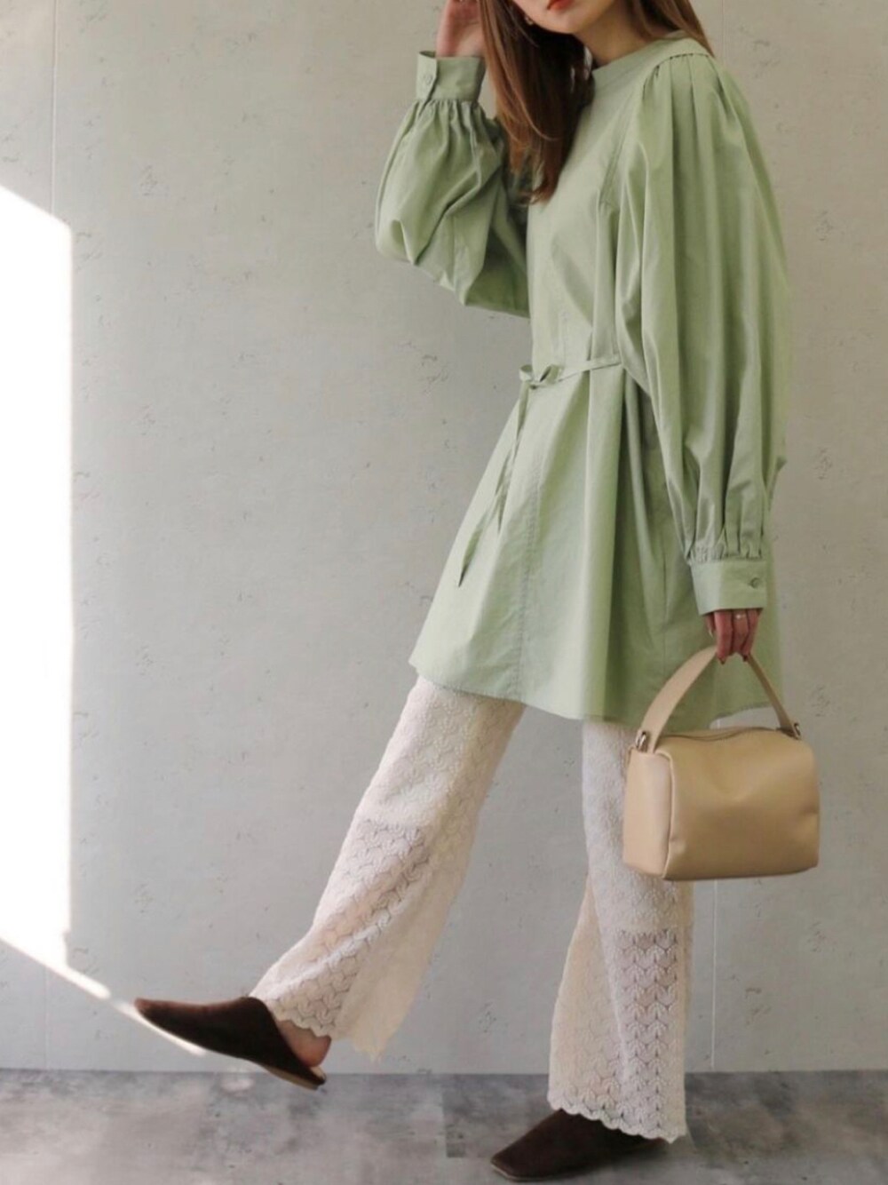 ベージュ系のワンピース、ホワイト系のその他パンツを着用したレディースの冬コーディネートの1枚目の写真