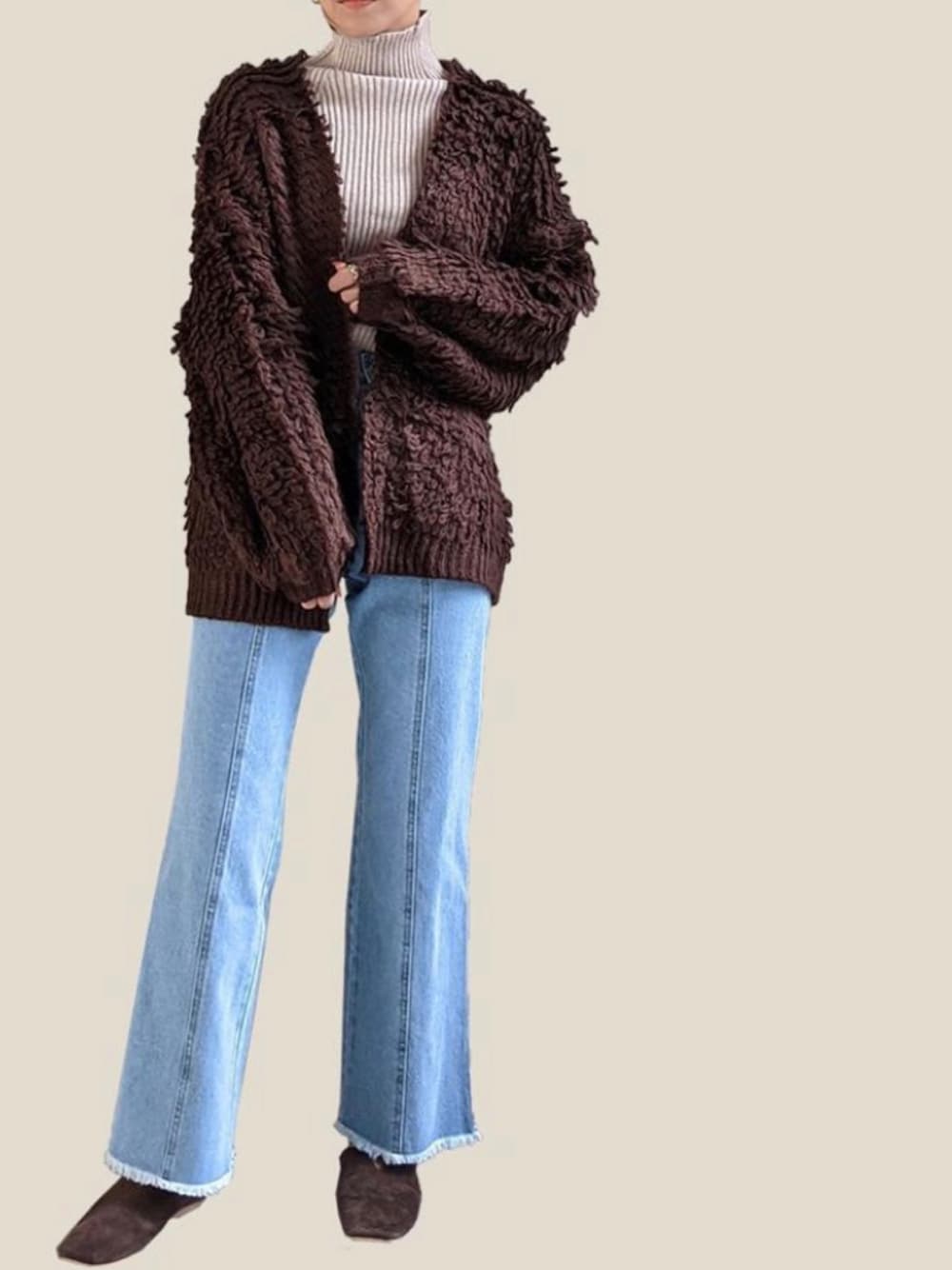 ブラウン系のカーディガン/ボレロ、ブルー系のデニムパンツを着用したレディースの冬コーディネートの1枚目の写真