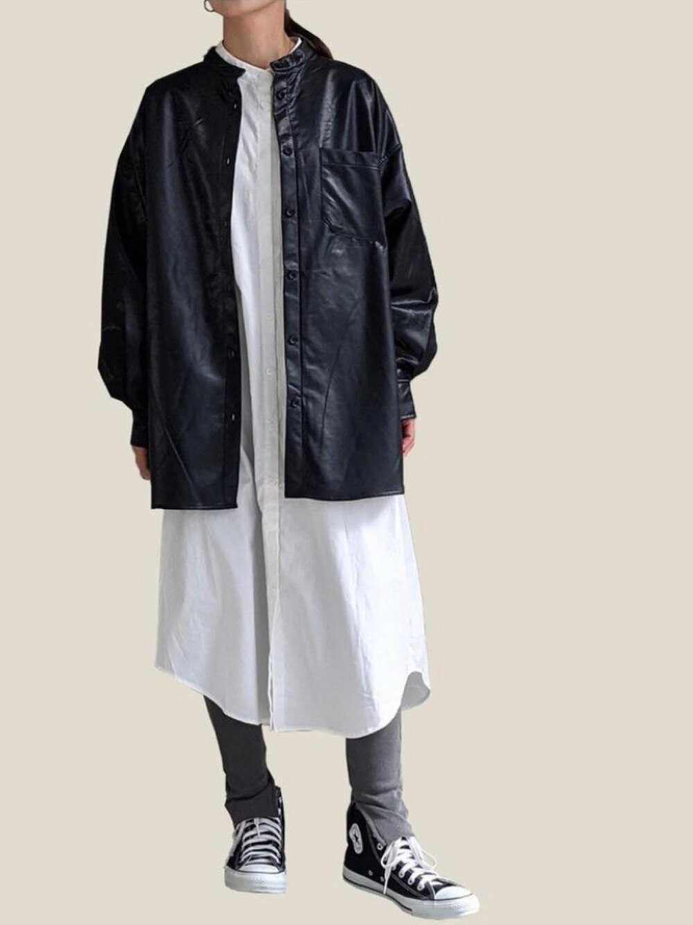 ブラック系のシャツ/ブラウス、ブラック系のスニーカーを着用したレディースの冬コーディネートの1枚目の写真