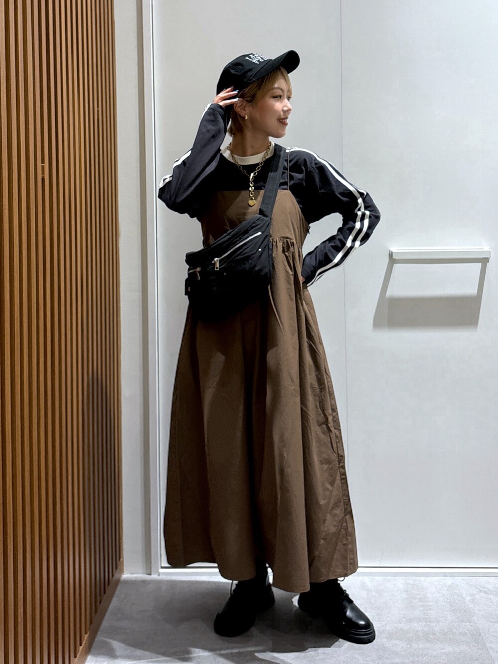 ブラック系のTシャツ/カットソー、ブラック系のショルダーバッグ、ブラウン系のワンピースを着用したレディースの秋コーディネートの1枚目の写真