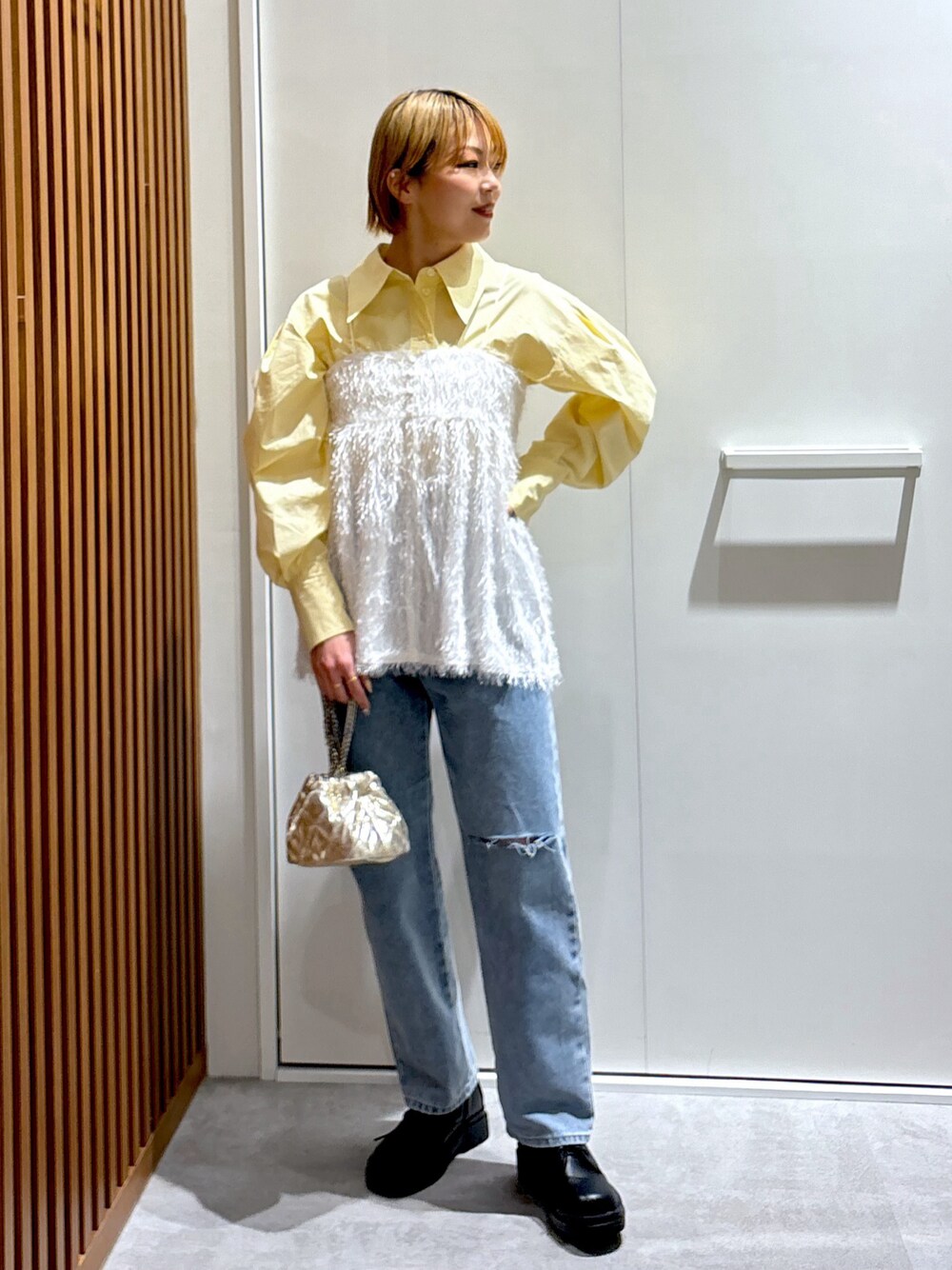 「春服コーデ、春カラー、イエロー、デニム、ストレートデニム、デニムコーデ、ビスチェ、ビスチェ×デニム、シャギー、ブーツ、ゴールド、チェーンバッグ、シャツスタイル、シャツコーデ、ブラウス」｜「FREE'S MARTのショート丈タックボリュームスリーブシャツ（シャツ/ブラウス、イエロー系）」を使った、aikaさん（レディース・158cm）の春コーディネートの1枚目の写真
