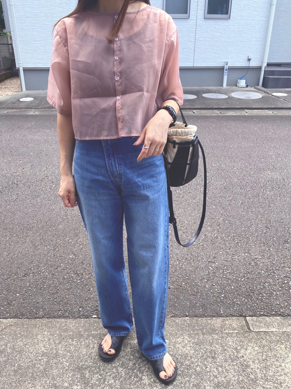 「大人コーデ、デニム、シアートップス、ピンク×デニム、透け感、オーガンジートップス、シアーシャツ」｜「mysticのオーガンジーシアーTブラウス（シャツ/ブラウス、ピンク系）」を使った、miniiiiiさん（レディース・150cm）の夏コーディネートの1枚目の写真