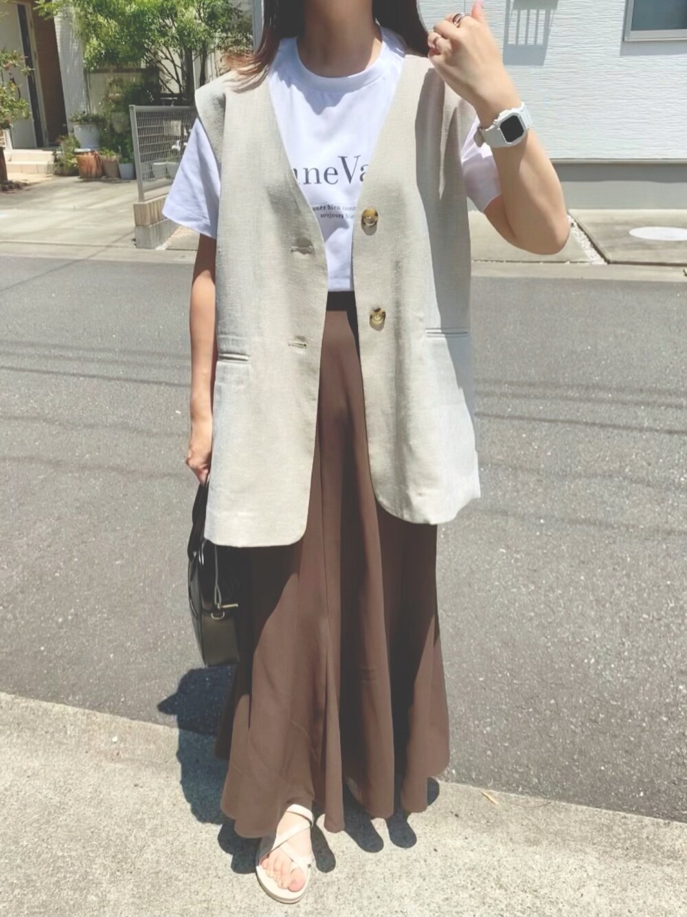 「マーメイドスカート、ベスト、休日スタイル、低身長、ホワイト×ブラウン」｜「niko and...のVアキロングジレ（ベスト、ベージュ系）」を使った、miniiiiiさん（レディース・150cm）の夏コーディネートの1枚目の写真