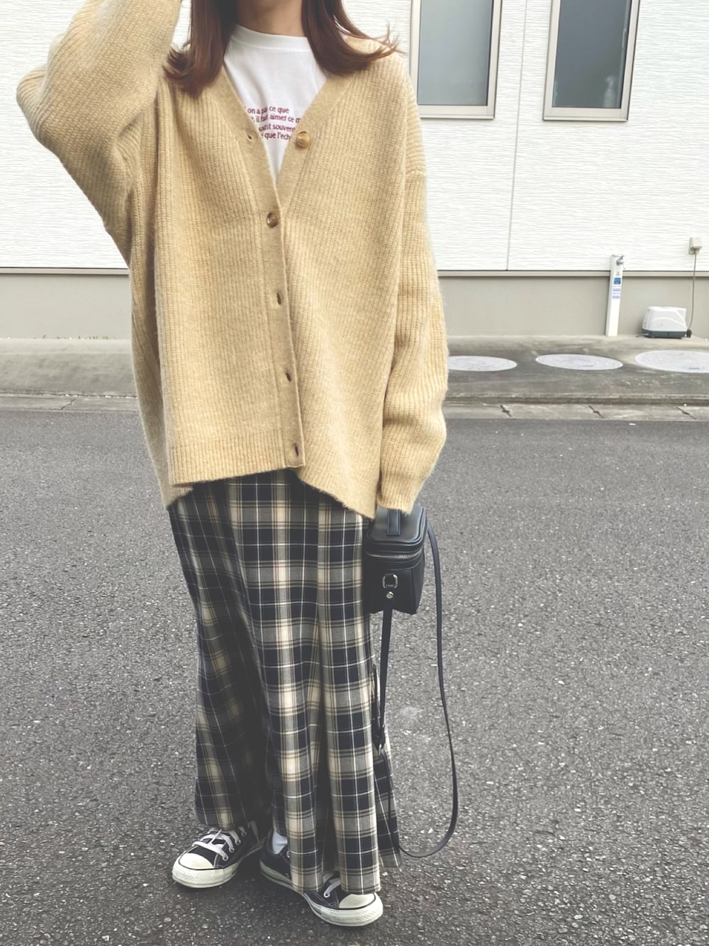 「秋ルック紹介するよ、マーメイドスカート、チェックスカート、カーディガン、低身長、白Tシャツ、バニティバッグ」｜「Ungridの【WEB限定】カラールーズニットカーデ（カーディガン/ボレロ、イエロー系）」を使った、miniiiiiさん（レディース・150cm）の秋コーディネートの1枚目の写真