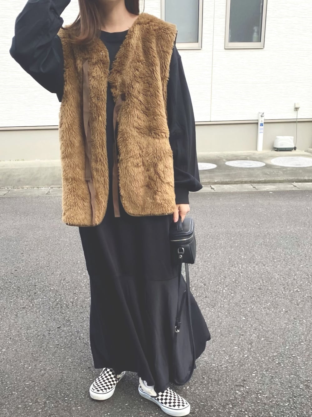 「秋ルック紹介するよ、ベスト、ワンピース、マーメイドワンピース、バニティバッグ、ワンピーススタイル、ワンピース×スニーカー、ワンピース×ベスト」｜「FREAK'S STOREのリボン付ファーベスト（ベスト、ブラウン系）」を使った、miniiiiiさん（レディース・150cm）の秋コーディネートの1枚目の写真