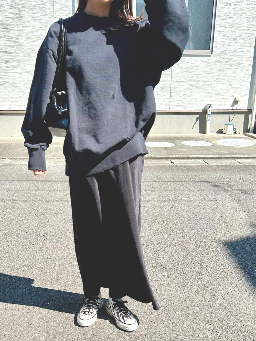 「オールブラック、ダメージスウェット、ゼブラ柄、コンバース、スニーカーコーデ」｜「THRIFTY LOOKのTHRIFTY LOOK/スリフティールック WORN-OUT CREW SWEAT ダメージクルーネックスウェット（スウェット、ブラック系）」を使った、miniiiiiさん（レディース・150cm）の春コーディネートの1枚目の写真