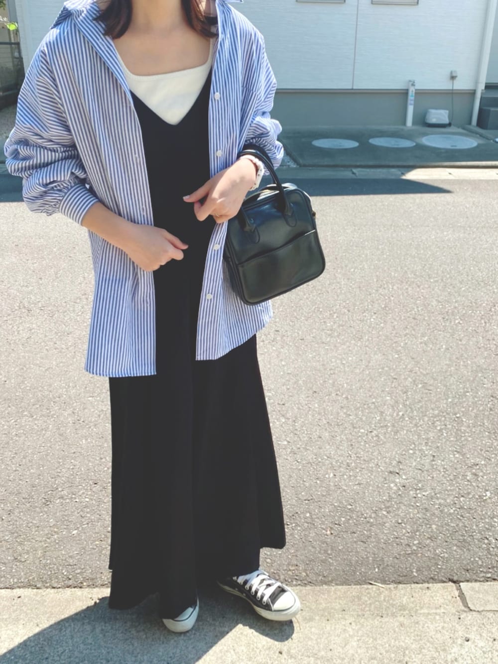 「ごきげんウィーク、キャミワンピ、プチプラ、ボストンバッグ、スクエアバッグ、春夏コーデ、マーメイドワンピース、ボリューム袖、コンバース」｜「WEGOのWEGO/ボリュームスリーブBIGシャツ（シャツ/ブラウス、ブルー系）」を使った、miniiiiiさん（レディース・150cm）の春コーディネートの1枚目の写真