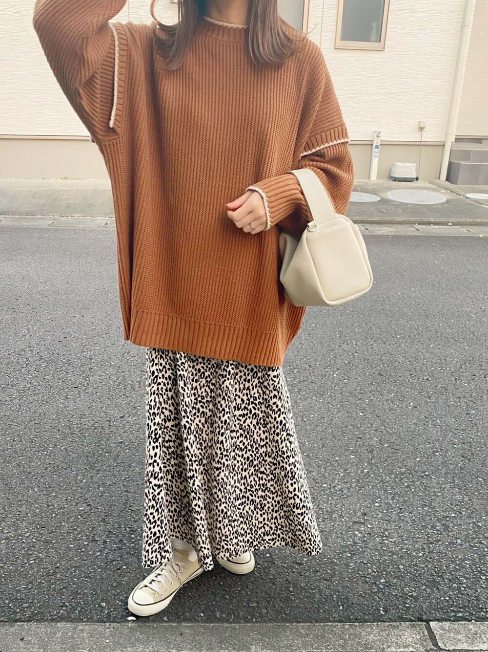 「休日コーデ、ニット、ひょう柄、レオパード、LOWRYS FARM」｜「LOWRYS FARMの柔らか軽いハンドバッグ　260587（ショルダーバッグ、ホワイト系）」を使った、miniiiiiさん（レディース・150cm）の秋コーディネートの1枚目の写真