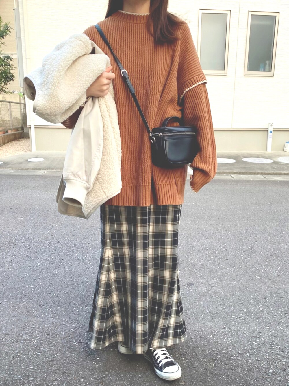 「休日コーデ、チェックスカート、マーメイドスカート、ニットコーデ、ボアブルゾン、オーバーサイズ」｜「LOWRYS FARMのピコットアミプルオーバー　294820（ニット/セーター、ブラウン系）」を使った、miniiiiiさん（レディース・150cm）の冬コーディネートの1枚目の写真