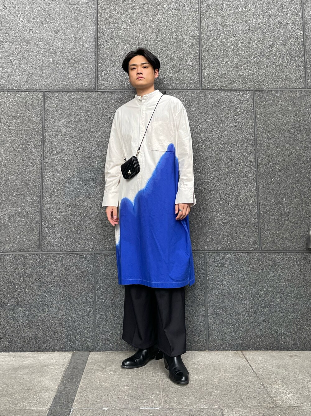 「春コーデ、ビッグシルエット、シンヤコズカ、SHINYA KOZUKA、プルオーバーシャツ、フレアパンツ、ワイドフレアパンツ、ヒールブーツ、ウォレットショルダー、ブルー x ホワイト、モード、モード系、モードカジュアル、いいね、save、フォローお願いします🤑、ブーツ」｜「SONSHINBALのアイテム（ブーツ、ブラック系）」を使った、shunya kogaさん（メンズ・181cm）の春コーディネートの1枚目の写真