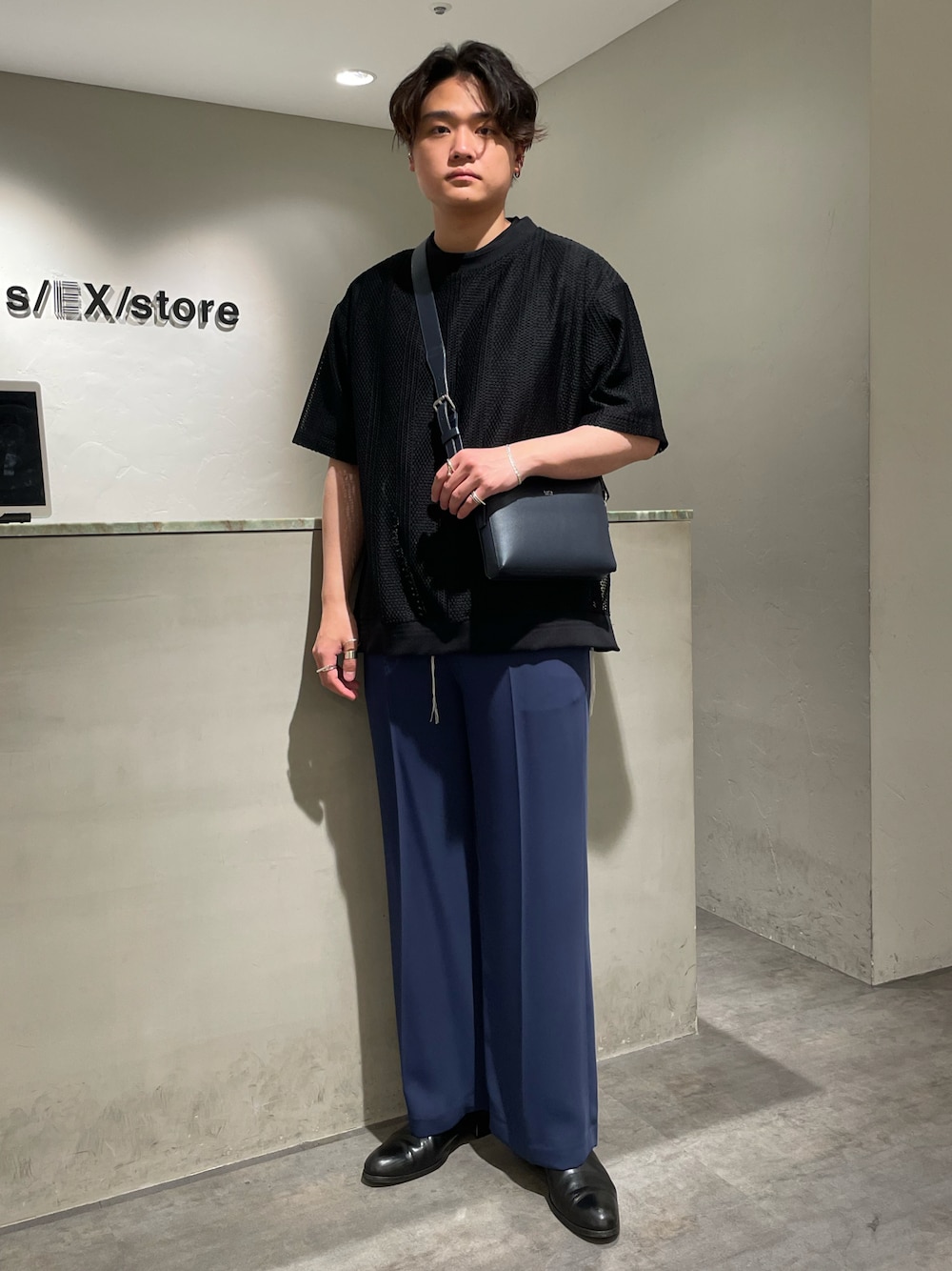 「初夏コーデ、WEARyouthコーデ、レース、ステッチ、ショルダーバッグ、サコッシュ、ワイドパンツ、モード、カラーパンツ、休日スタイル、韓国ファッション、シンプルコーデ、レイヤードスタイル、フレアパンツ、ミニバッグ」｜「SONSHINBALのアイテム（ブーツ、ブラック系）」を使った、shunya kogaさん（メンズ・182cm）の春コーディネートの1枚目の写真