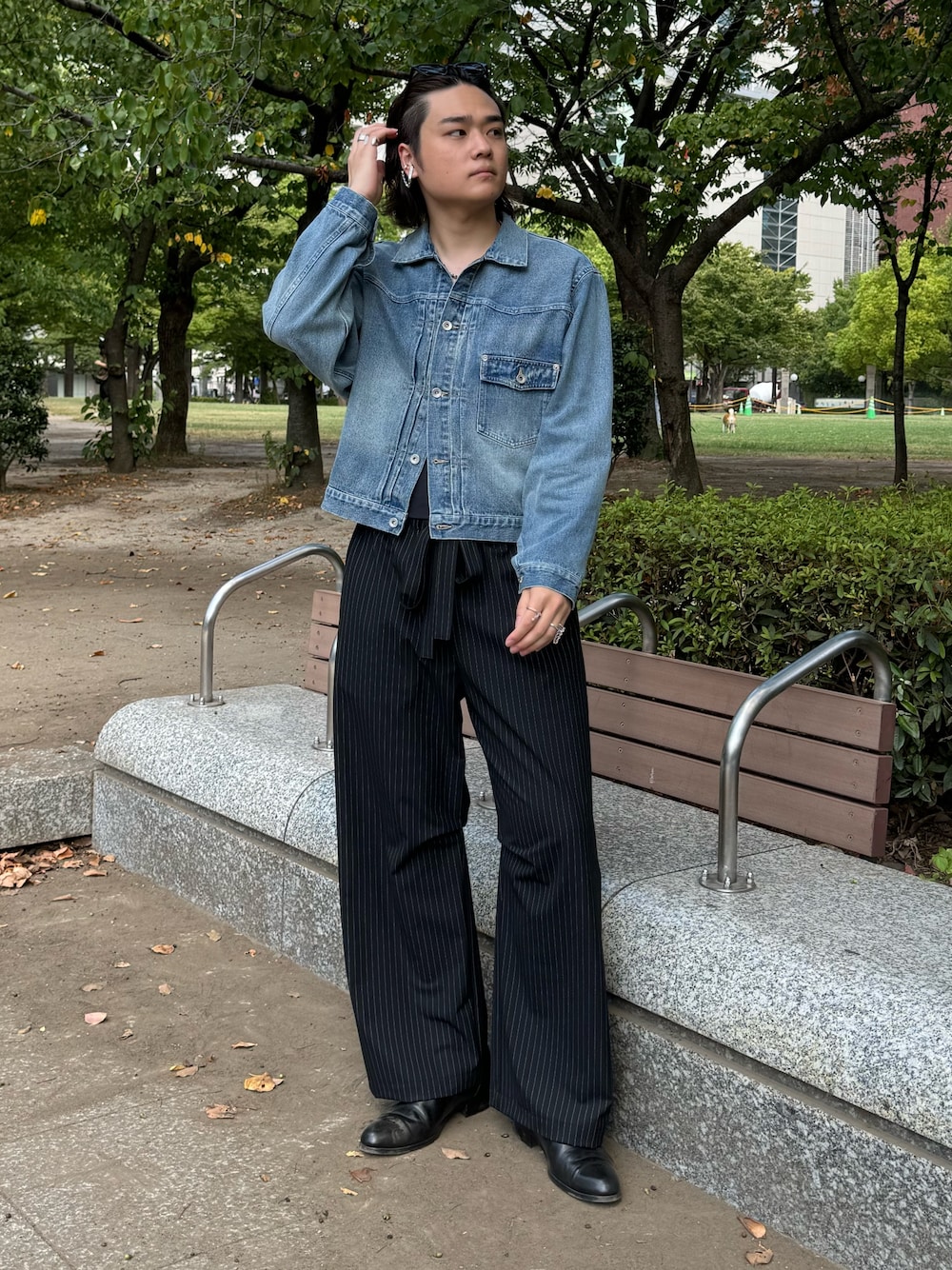 「お出かけコーデ、秋服準備はじめました、アツいコーデ全部見せ、スラックス、サングラス、デニム、デートコーデ、韓国ファッション、休日スタイル、デニムジャケット、イージーパンツ、ストライプ、ストライプパンツ、きれいめカジュアル」｜「Lui'sのストライプイージーワイドパンツ（その他パンツ、ブラック系）」を使った、shunya kogaさん（メンズ・182cm）の夏コーディネートの1枚目の写真