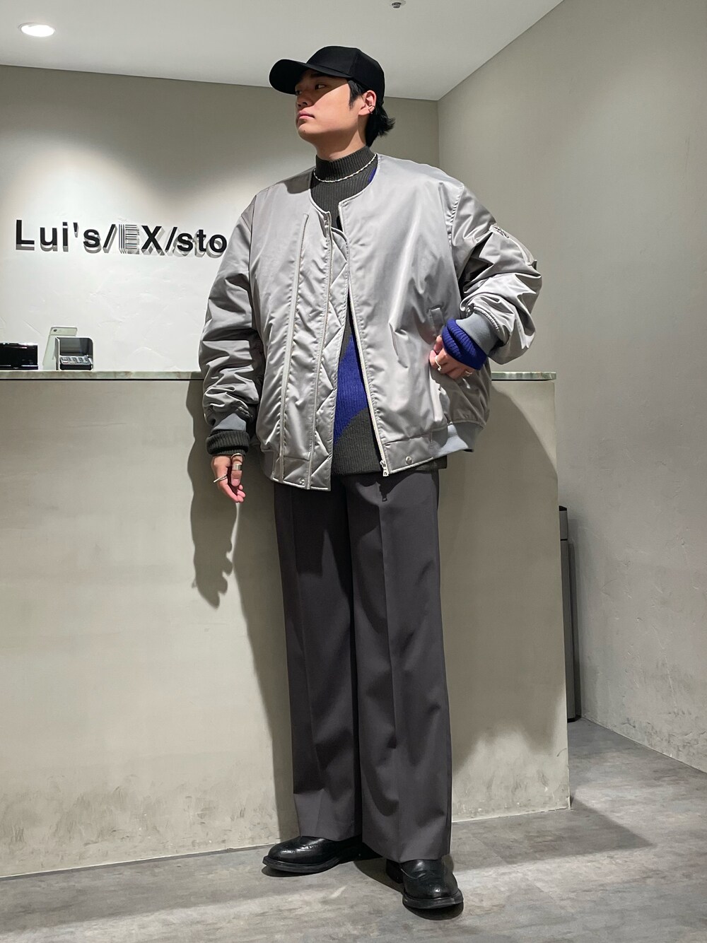 「MA-1、モックネックニット、モックネック、ワイドパンツ、キャップ、シンプルコーデ、ニット、きれいめカジュアル、ビッグシルエット、ブルゾン、柄ニット、グレー、グレーコーデ、高身長コーデ、秋コーデ」｜「Tricker'sのTricker's / サイドゴアブーツ / HENRY / TRIM2754A09（ブーツ、ブラック系）」を使った、shunya kogaさん（メンズ・182cm）の秋コーディネートの1枚目の写真