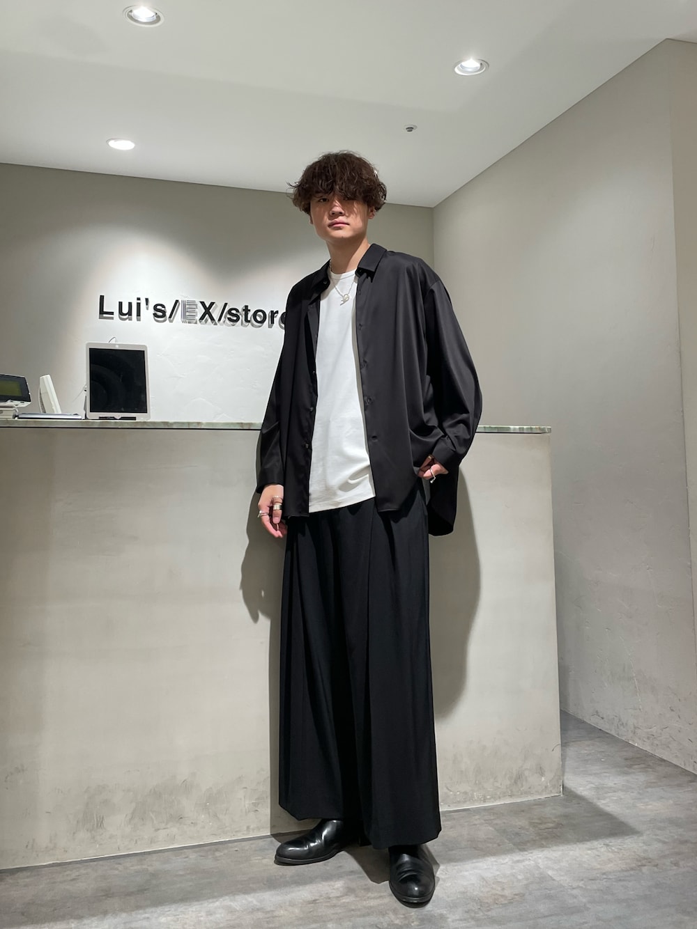 「シャツコーデ、シャツスタイル、ワイドパンツ、タックパンツ、セットアップ、モノトーン、シンプルコーデ、きれいめカジュアル、秋服準備はじめました、今日のコーデ、ヒールブーツ、長袖シャツ、黒シャツ、ネックレス、シルバーアクセサリー」｜「SONSHINBALのアイテム（ブーツ、ブラック系）」を使った、shunya kogaさん（メンズ・182cm）の夏コーディネートの1枚目の写真