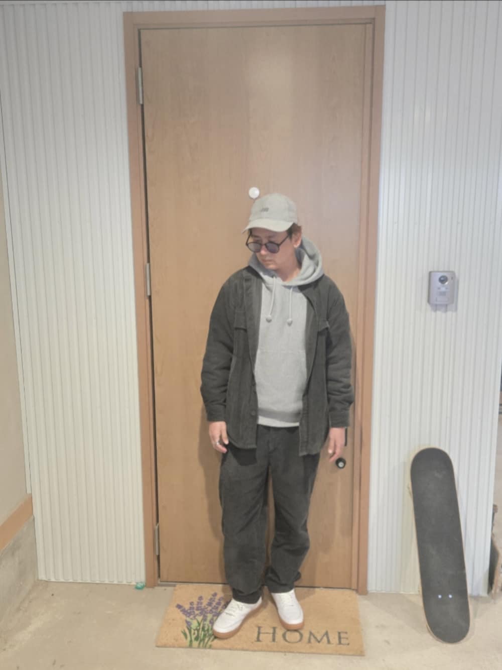 「NIKE、GU、New Balance、セットアップ、プチプラ、ガムソール」｜「GUのアイテム（パーカー、グレー系）」を使った、kkazuhikoさん（メンズ・171cm）の冬コーディネートの1枚目の写真