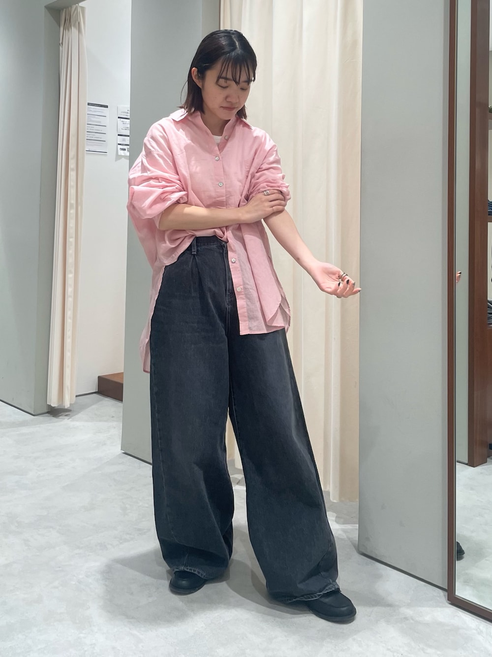 ピンク系のシャツ/ブラウス、ブラック系のデニムパンツ、ブラック系のローファーを着用したレディースの春コーディネートの1枚目の写真