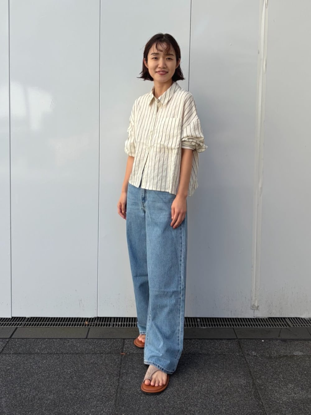 ブルー系のシャツ/ブラウス、ブルー系のデニムパンツを着用したレディースの夏コーディネートの1枚目の写真