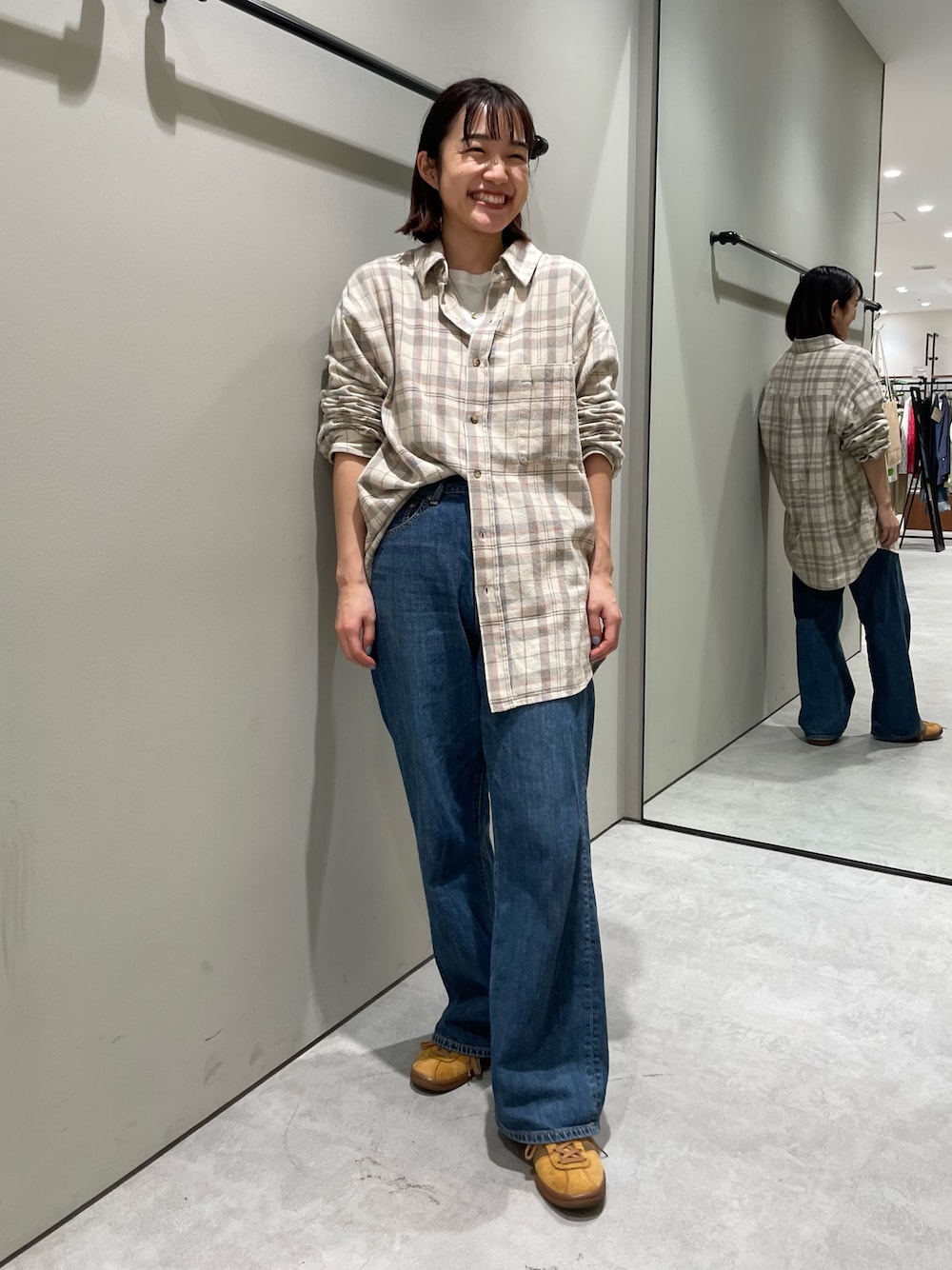 ホワイト系のシャツ/ブラウス、ブルー系のデニムパンツを着用したレディースの冬コーディネートの1枚目の写真