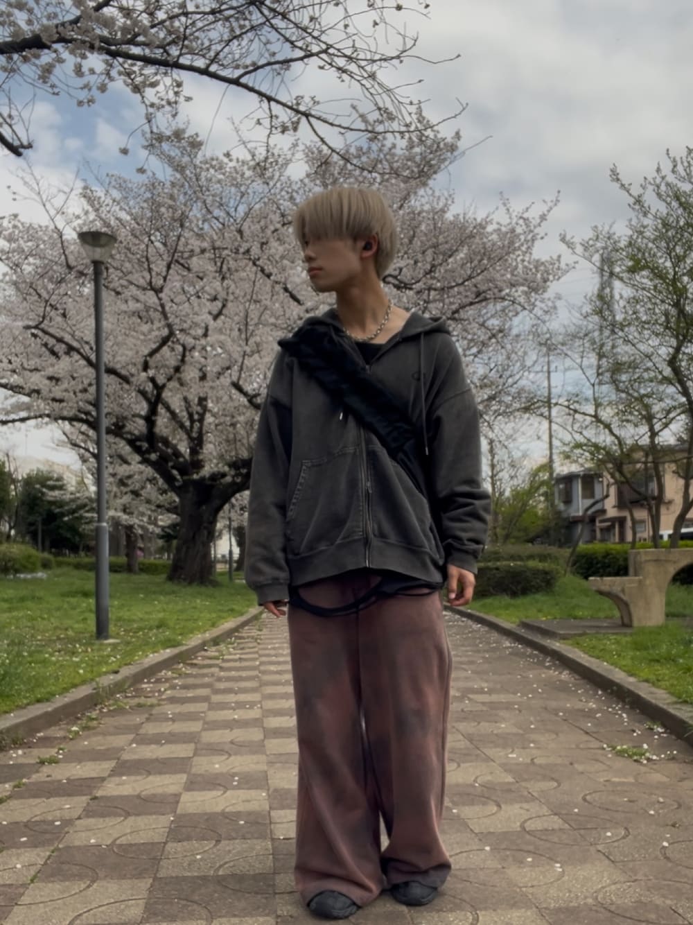「ショルダーバッグ、ラフ、ストリート、ブラウン、カジュアル、スウェット」｜「GRANCYの【GRANCY】LinestoneDesign Graphic Damage LongTee / ラインストーンデザイン グラフィックダメージ ロンT（Tシャツ/カットソー、ブラック系）」を使った、Shutaさん（メンズ・168cm）の春コーディネートの1枚目の写真