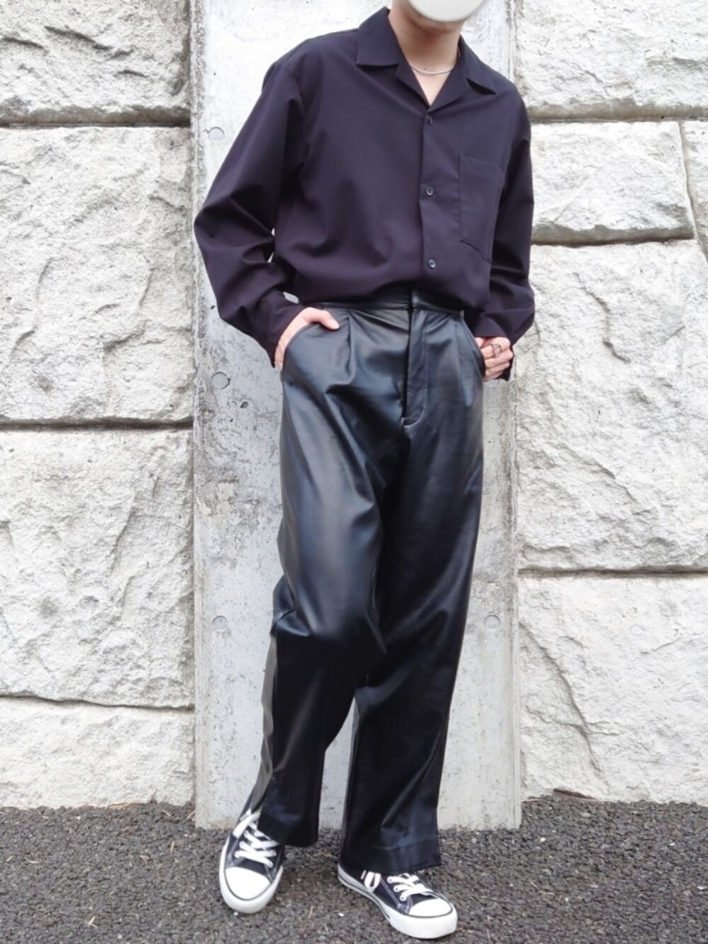 ブラック系のその他パンツ、ブラック系のシャツ/ブラウス、その他のリングを着用したメンズの秋コーディネートの1枚目の写真
