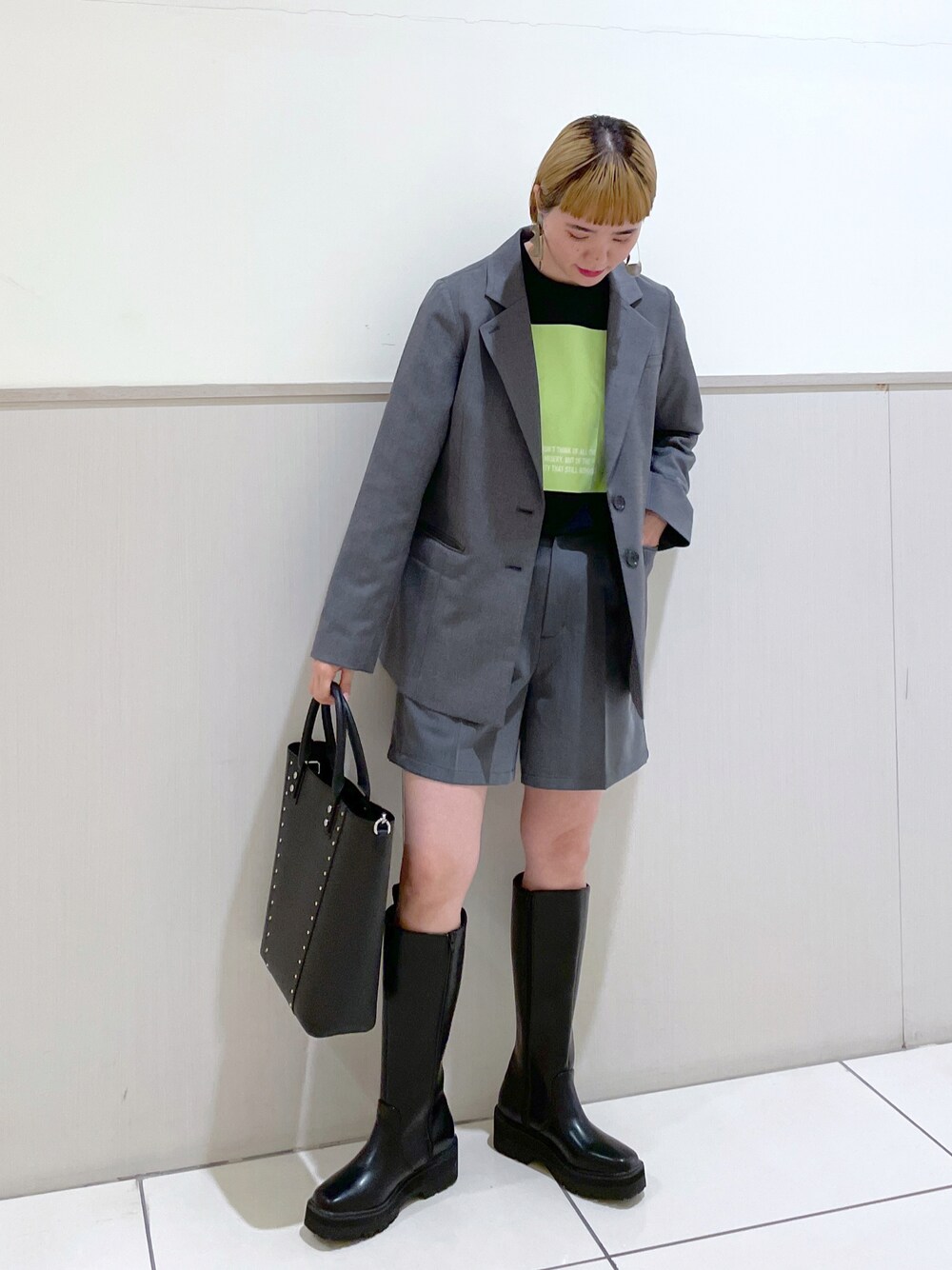 グレー系のその他パンツ、ブラック系のブーツ、ブラック系のショルダーバッグを着用したレディースの春コーディネートの1枚目の写真