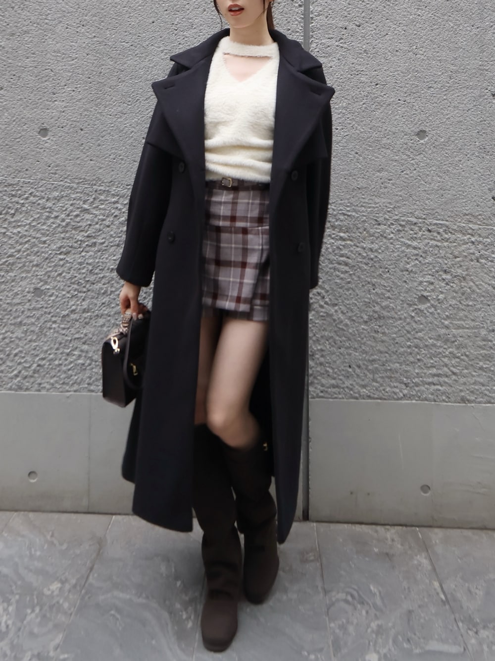 ホワイト系のニット/セーター、ブラック系のトレンチコート、その他のスカートを着用したレディースの秋コーディネートの1枚目の写真