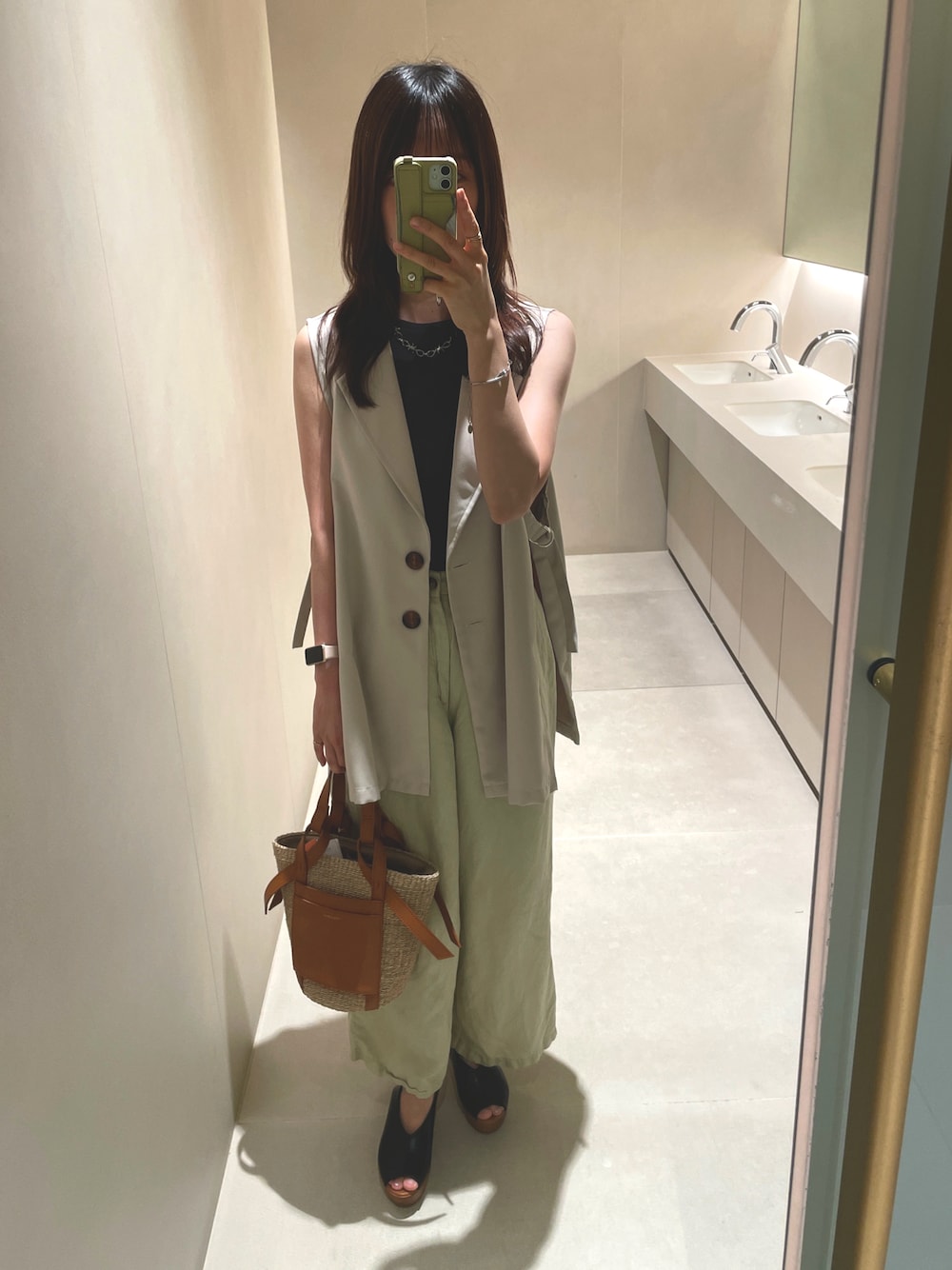 「夏コーデ、サンダル、初夏コーデ、パンツコーデ、お出かけコーデ、オトナカジュアル、夏、今日のコーデ、美術館コーデ、リブボートネックT」｜「TOMORROWLAND のアイテム（ハンドバッグ、ブラウン系）」を使った、RINさん（レディース・153cm）の夏コーディネートの1枚目の写真
