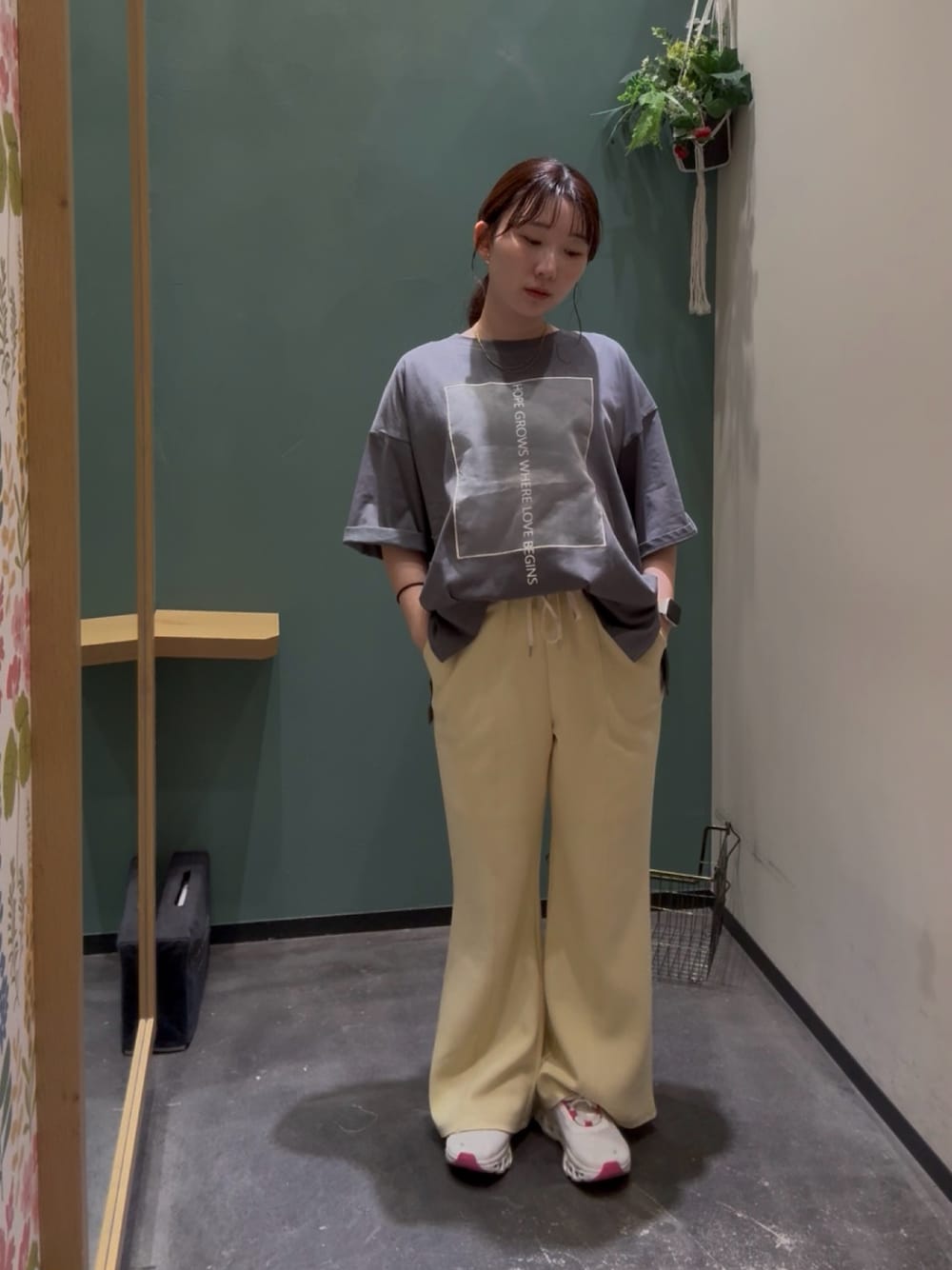 グレー系のTシャツ/カットソー、イエロー系のその他パンツ、ホワイト系のスニーカーを着用したレディースの秋コーディネートの1枚目の写真