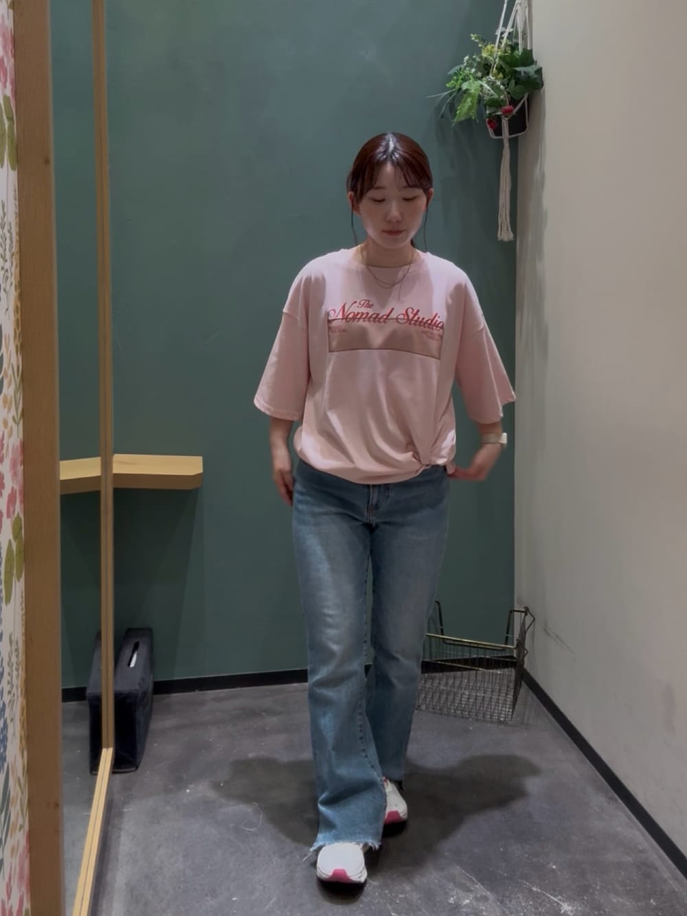 ブルー系のデニムパンツ、ホワイト系のスニーカー、ピンク系のTシャツ/カットソーを着用したレディースの秋コーディネートの1枚目の写真