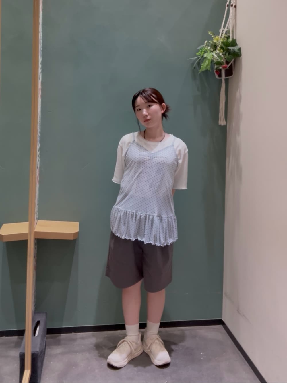 ブルー系のタンクトップ、ホワイト系のTシャツ/カットソー、グレー系のその他パンツを着用したレディースの秋コーディネートの1枚目の写真
