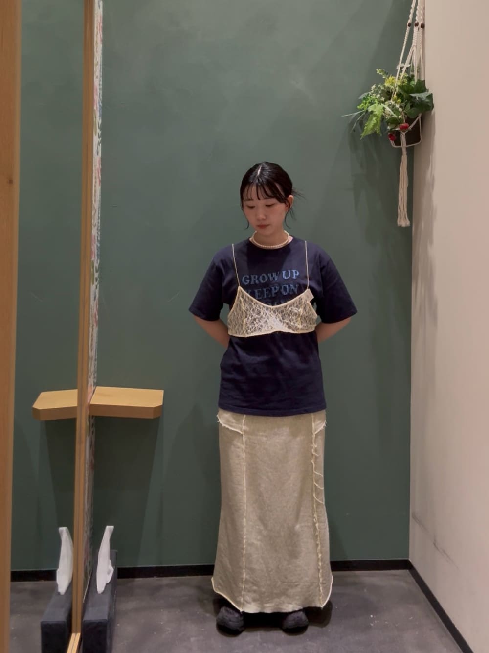 イエロー系のTシャツ/カットソー、ブルー系のTシャツ/カットソー、イエロー系のスカートを着用したレディースの秋コーディネートの1枚目の写真