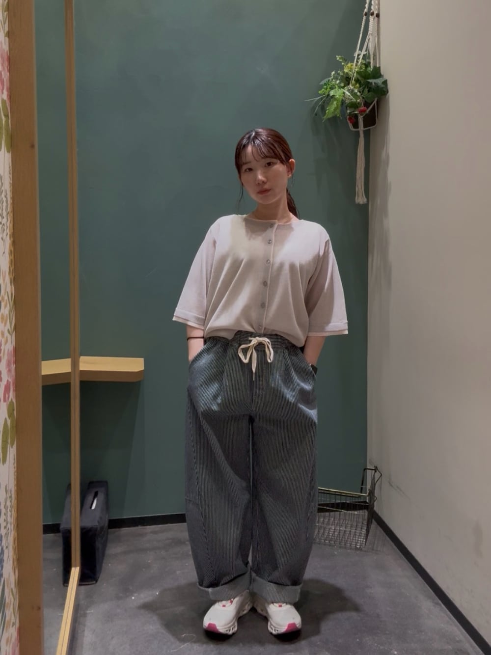 グレー系のカーディガン/ボレロ、ブルー系のデニムパンツ、ホワイト系のスニーカーを着用したレディースの秋コーディネートの1枚目の写真