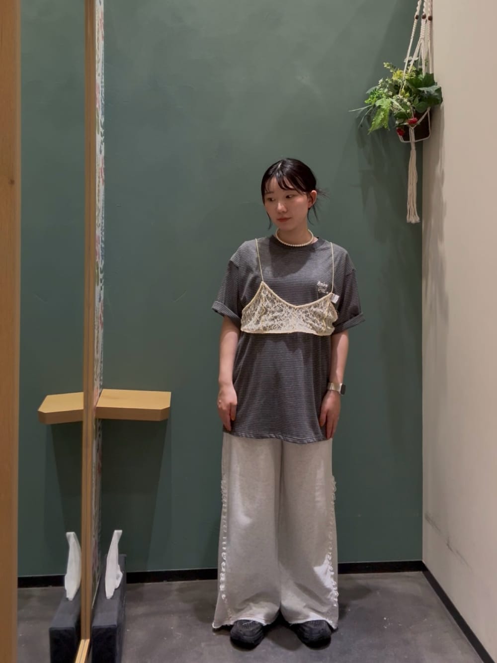 グレー系のTシャツ/カットソー、イエロー系のTシャツ/カットソー、グレー系のその他パンツを着用したレディースの秋コーディネートの1枚目の写真
