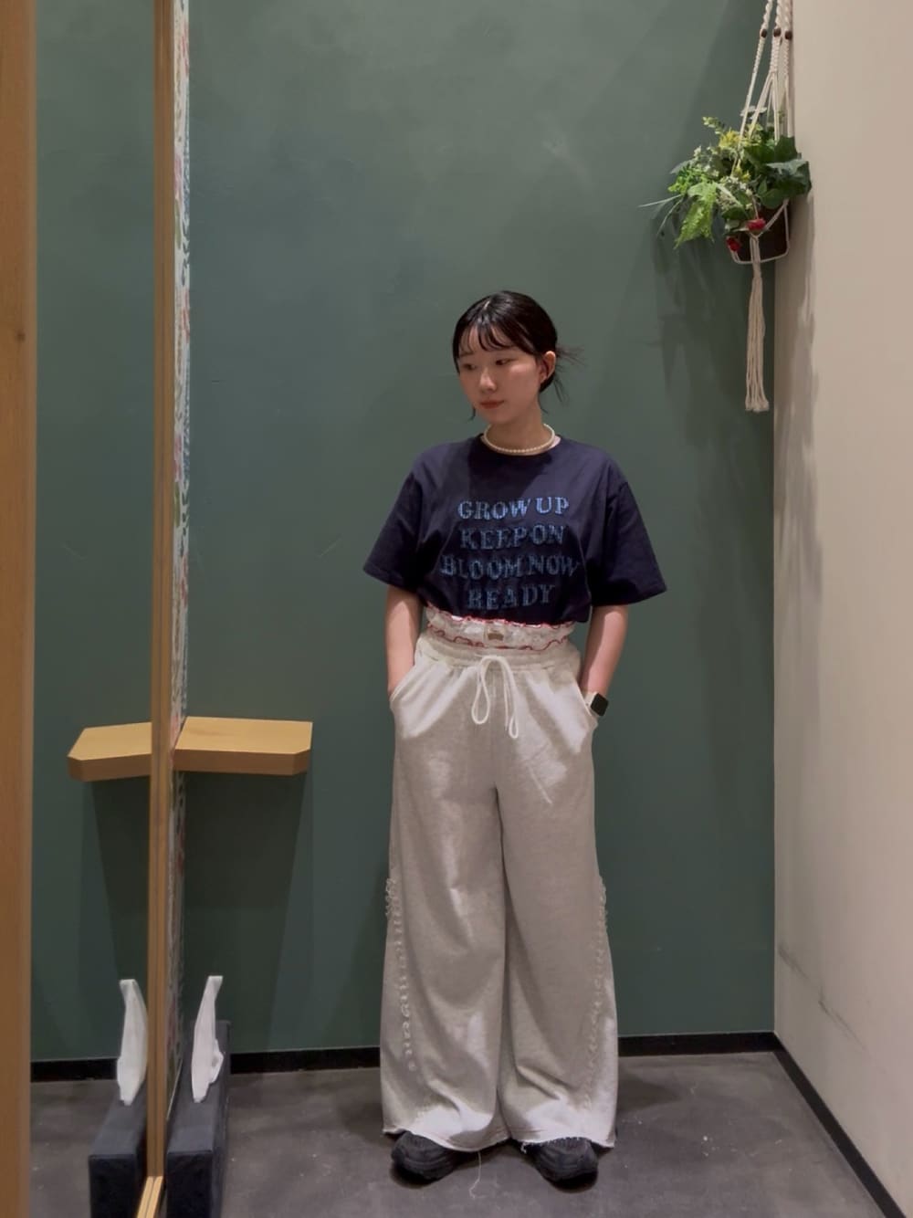 ブルー系のTシャツ/カットソー、グレー系のその他パンツ、ブラック系のスニーカーを着用したレディースの秋コーディネートの1枚目の写真
